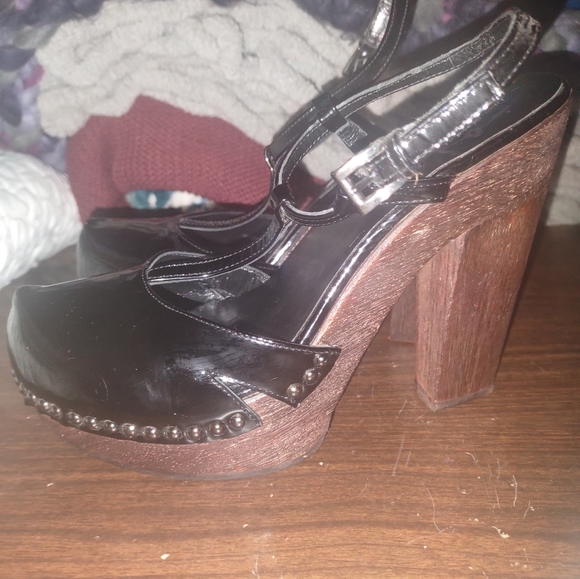 Black patent leather Prada t strap wooden pumps with semi pointed toes - Picture 13 of 15